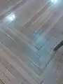 寄木細工を思わせるナラ材のホール床面