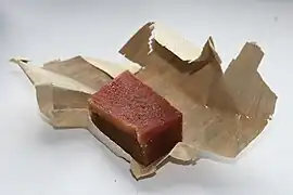 葉のパッケージとボカディージョ。