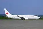 鶴丸塗装のボーイング737-800型機