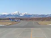 知床山地を背景にしたボーイング737-800系