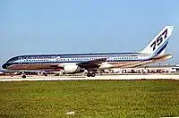 側面から見た銀色に光る757。尾翼には「757」のロゴが描かれている。