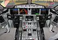 787-8のEICAS（右から2番目にあるモニタの左側に統合表示されている）