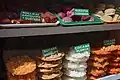 市販されるコカーダ（下段、コロンビア）