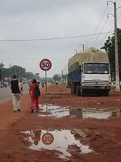 南からボヒコンに入る道路