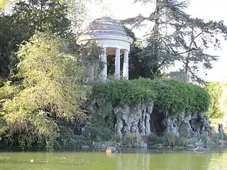 ドメニル湖から見る、ルイイ島のロマンチック(ロマン主義的な)の殿堂と洞窟の風景 (Vue sur le lac Daumesnil, le temple romantique et la grotte de l'île de Reuilly).