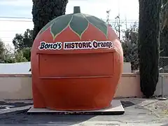 カリフォルニア州フォンタナのBono's Orange Stand(1936年); 当時冷房のない暑いドライバーにカリフォルニアオレンジジュースを売っていた