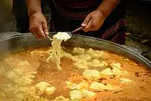 太めの麺が入った黄色っぽい橙色のボルシチの大鍋