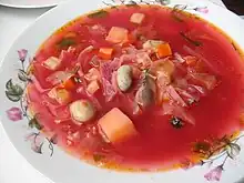 豆とその他の野菜が入ったボルシチのボウル