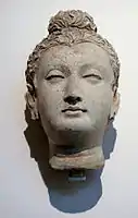 以前は彩色されていた仏陀頭部のスタッコ、3-4世紀。ハッダ遺跡 (アフガニスタン)出土