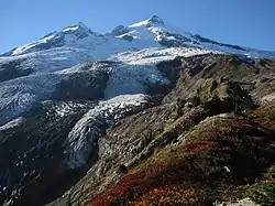 南東から見たベーカー山と氷河