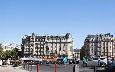リヨン駅前ルイ＝アルモン広場 (Place Louis-Armand) から見るディドロ大通り (Boulevard Diderot) と(中央建物間の)エミル＝ジルベール通り (Rue Émile-Gilbert)