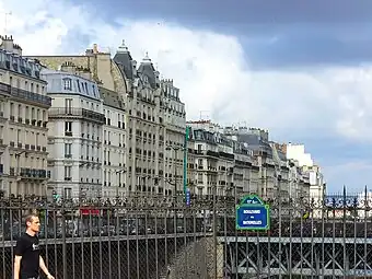 ローム(ローマ)通り (Rue de Rome) から見る, 東西に交差する8区区境を走るバティニョール大通りと、サン=ラザール駅からの鉄道線路帯。