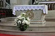 カトリック教会の祭壇の例。フランス北部ブローニュ=シュル=メールのfr:Basilique Notre-Dame-de-l'Immaculée-Conception de Boulogne-sur-Merの主祭壇。