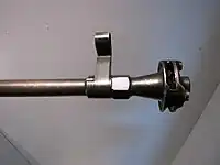 銃口部の円形制退器後方（画面左側）のものは前方照準器（照星）