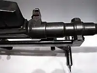 機関部前部画面中央部奥側のものが後部照準器（照門）