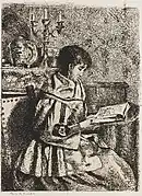 座って読書する女性