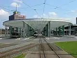 三線軌道化されたブラウンシュヴァイク中央駅前電停（2006年撮影）