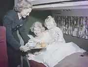 1950年代。朝食、SAS ダグラス DC-6の機体後部のツイン寝台で提供される機内食