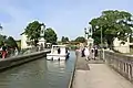 フランスのブリアール運河（ロワール川とセーヌ川を結ぶ運河）のブリアール運河橋（fr:Pont-canal de Briare）。