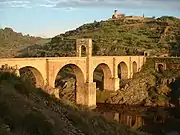 アルカンタラ橋(英語版)の半円アーチ。最初はローマ時代、1世紀に建造。一旦破壊された歴史があり、現在のものは1543年に再建されたもの。(スペイン アルカンタラ)