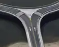 横断歩道と、橋の内周側と外周側の歩道