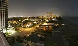 ポンパノビーチのブライニー・アベニューから見た夜景