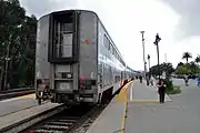 後ろから見たコースト・スターライト号の編成（スーパーライナー客車）