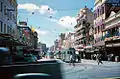 1954年、アデレイド・ストリートを走っていたトラム。エリザベス2世訪問に備え、街やトラムが装飾されている