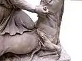 犬と蛇は牡牛の血を飲もうとしている。
