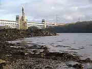 メナイ海峡。ブリタニア橋の西から。ネルソン提督像が見える。