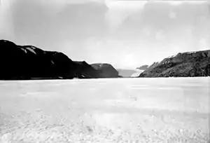 エタ近傍のフォールク・フィヨルド(en)からブラザー・ジョンの氷河を見たもの。(1938年春)