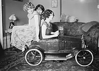 おもちゃの自動車でポーズをとるブロックス姉妹（英語版）（歌手）。右から Loryane, Bobbe, Patricia