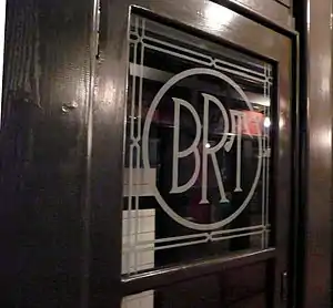1907年製ブルックリン・ユニオン高架鉄道用車両に描かれたブルックリン・ラピッド・トランジットのロゴ