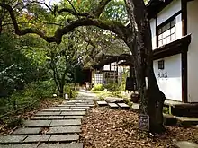 レストラン（右）と母屋（奥）