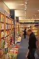 現代の書店に並ぶ本