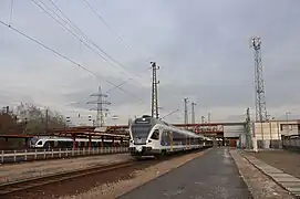 コェーバーニャ・キシュペシュト駅で停車する415形電車