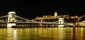 夜のセーチェーニ鎖橋(手前)とブダ城(奥)