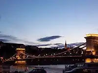 夕暮れの鎖橋