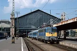 ブダペスト西駅で待機するV43形機関車牽引の列車(2003年)