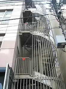 避難階段にある非常用進入口表示