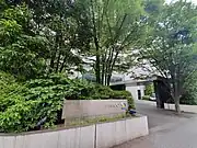 本社ビルの敷地入り口