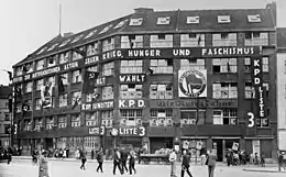 1926年から1933年にドイツ共産党本部であったリープクネヒト館の正面に掲げられた反ファシズム運動(ANTIFA)のロゴと「反ファシズム、反戦、飢餓とファシズム」などの文字。