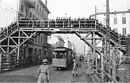 ゲットーを横断していたウッチ市電にはユダヤ人の乗車が禁止されていた（1941年撮影）