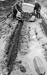 東部戦線で泥の中から車を押し出すドイツ国防軍の兵士。1941年10月。