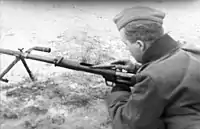 鹵獲したPTRDを取り扱うドイツ軍の兵士。使用する銃弾が通常のライフル銃(7mmクラス)のものよりはるかに大きいことがわかる