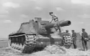 1943年8-9月撮影の、ドイツ兵による検分を受けるSU-152