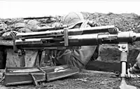 ハンガリー軍兵士により運用されるS-18/100（36.M）機関部右側面中央にある棒状のものが装填把柄（コッキングレバー）である
