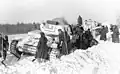 1941年12月、ロシアの雪と悪路に進軍を阻まれるドイツ軍。しかも兵士たちが普通の外套を着用しており、特別な防寒着を着用していない