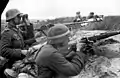 迷彩カバーを付けたシュタールヘルムを被る兵士たち（1942年ロシア）