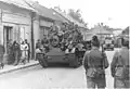 トゥラーン中戦車に乗り込む兵士ら。手前は憲兵 (1944年8月)